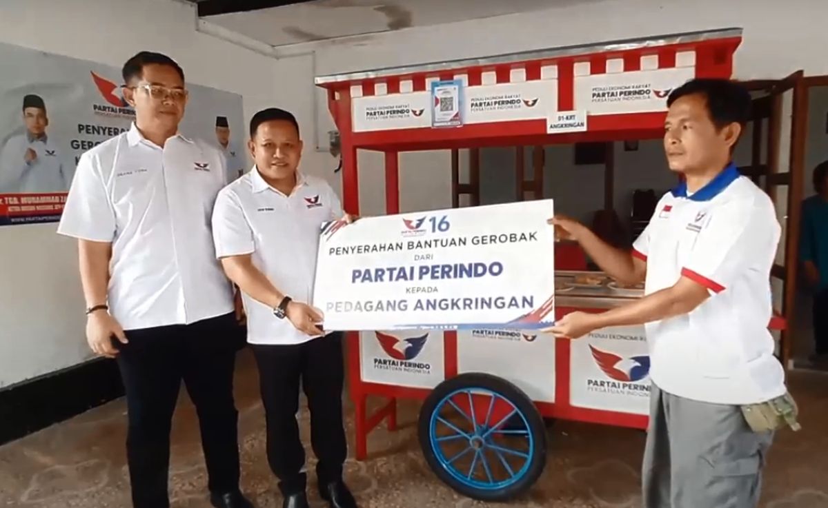 Partai Perindo Bantu Pedagang di Purbalingga, Serahkan Gerobak UMKM