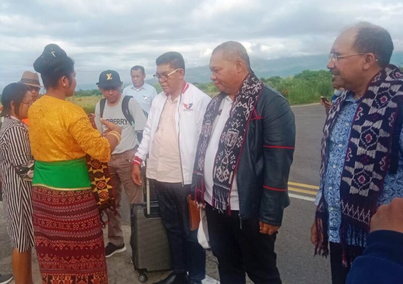 Turun Gunung Demi NTT, Bacaleg DPR Partai Perindo Roy Rening Disambut Secara Adat   