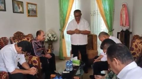 Roy Rening Bacaleg Partai Perindo Dapil I NTT Minta Restu Uskup Maumere 