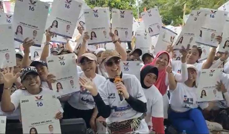 Sapa Masyarakat Kediri, Bacaleg Partai Perindo Venna Melinda Ajak Emak-emak Senam Zumba 