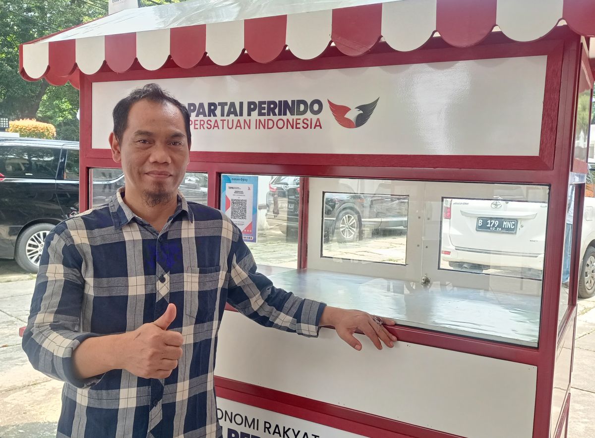 Selama Ini Berjualan di Etalase, Pedagang Nasgor Bersyukur Terima Gerobak Perindo
