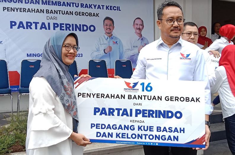 Sembilan UMKM Dapat Gerobak Gratis, Ferry Kurnia: Komitmen Partai Perindo Bantu Warga