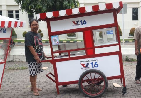 Terima Bantuan Gerobak dari Partai Perindo, Pedagang di Solo Ingin Kembangkan Usahanya