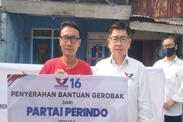 Semringah, Heriyanto Semakin Semangat Terima Bantuan Gerobak Partai Perindo 