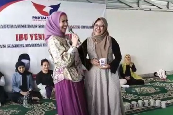 Senam Bersama Warga Tulungagung, Venna Melinda Bagikan Hadiah