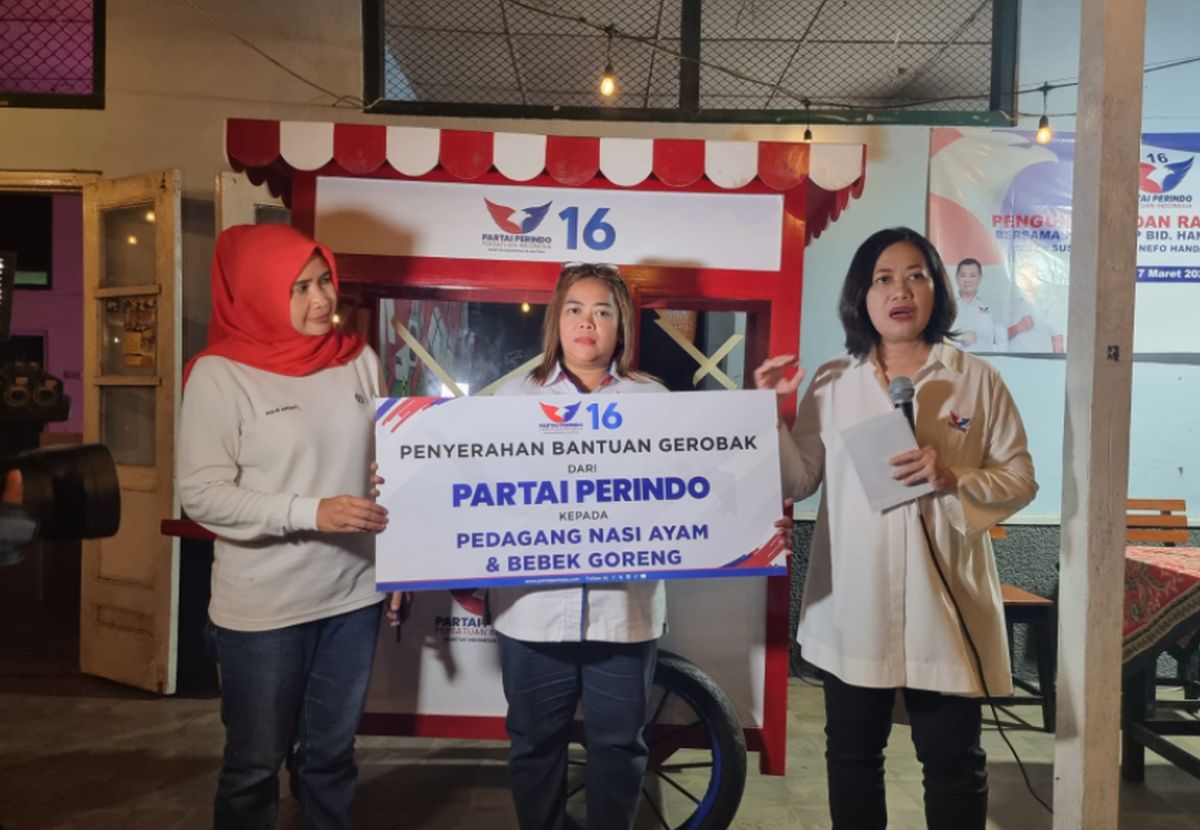 Susanintyas Kertopati Serahkan Bantuan Gerobak Perindo ke Pelaku UMKM Magelang
