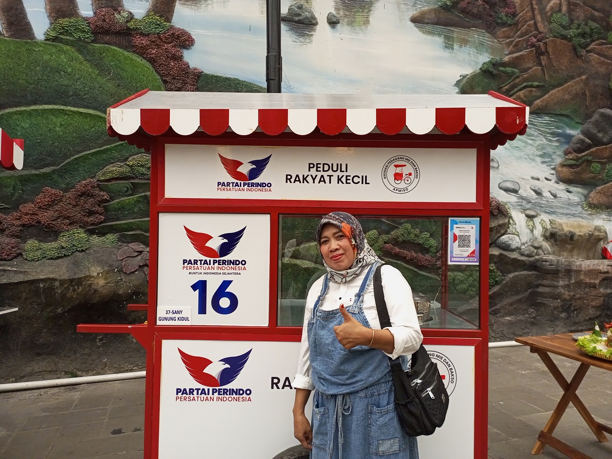Terima Bantuan Gerobak, Pedagang Bakso: Partai Perindo Layak Didukung pada Pemilu 2024