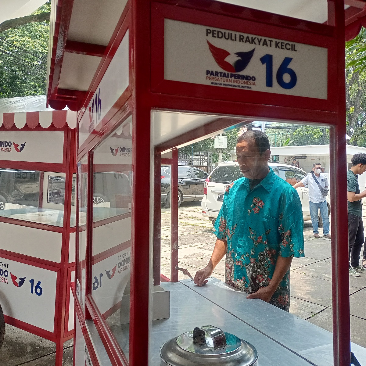 Terima Bantuan Gerobak, Pedagang Mie Ayam: Semoga Partai Perindo Sukses di Pemilu 2024