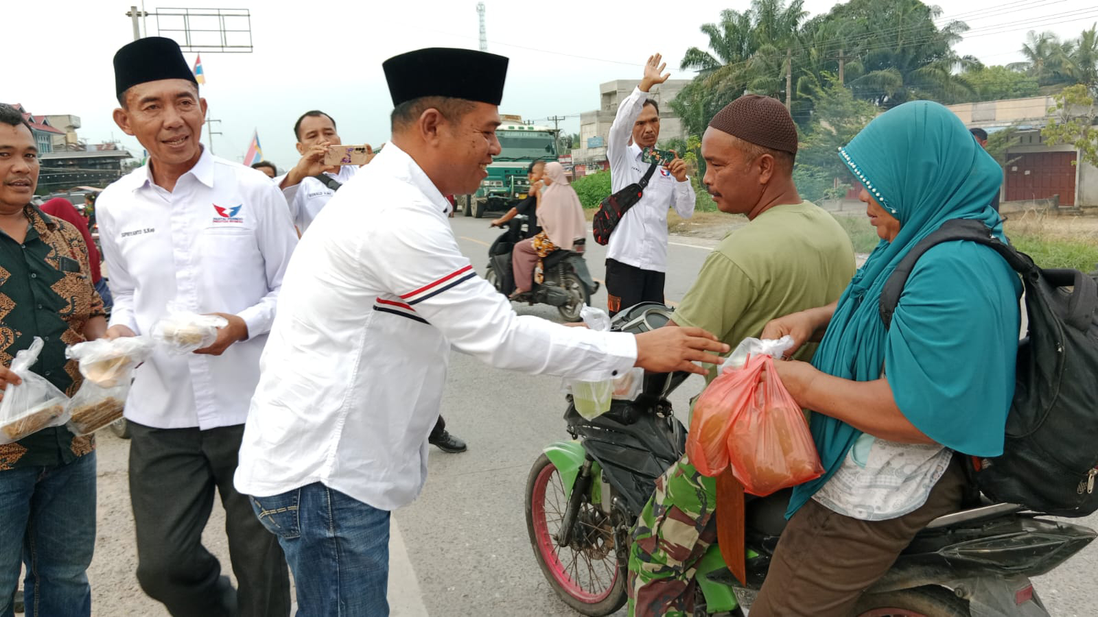 DPC Partai Perindo Bukit Kapur Berbagi Takjil Di Pasar Sukaramai Jalan Lintas Bukit Kapur
