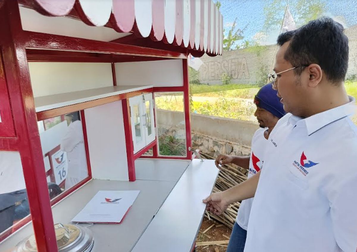 Partai Perindo Bagikan 8 Gerobak kepada Pedagang Kecil di Ciseeng Bogor