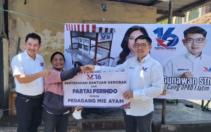 Bacaleg Partai Perindo Dapil I Jawa Timur Serahkan Gerobak ke Penjual Cwie Mie