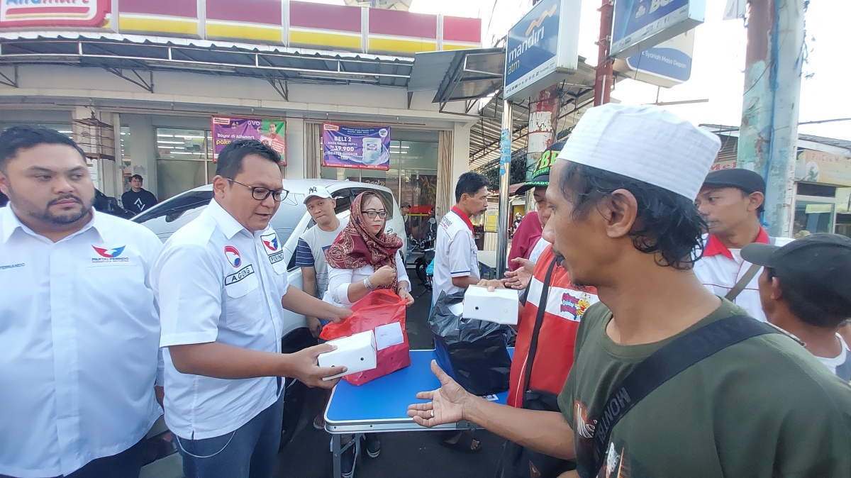 Bacaleg Partai Perindo Dapil 5 Jaktim Bagikan Ratusan Takjil di Cipinang