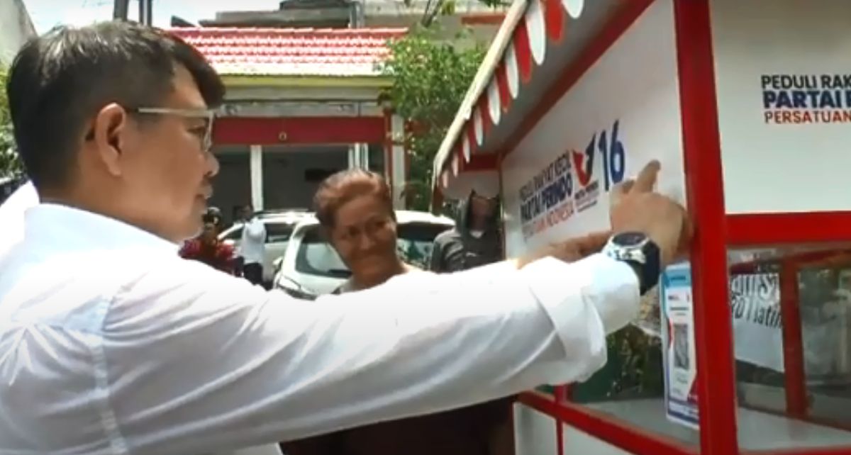 Bacaleg Partai Perindo Serahkan Bantuan Gerobak untuk Pedagang UMKM di Surabaya