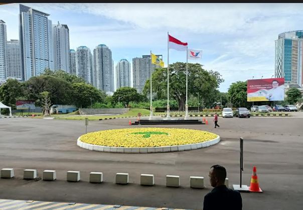 Bendera Partai Perindo Berkibar di Kantor DPP Golkar