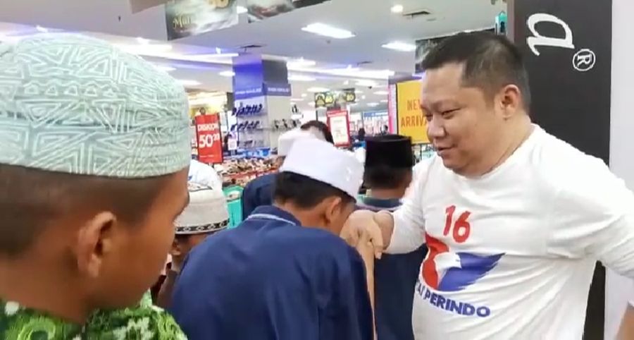 Berbagi Kebahagiaan, Ketua DPW Perindo Jambi Belikan Baju dan Sepatu Puluhan Anak Panti Asuhan