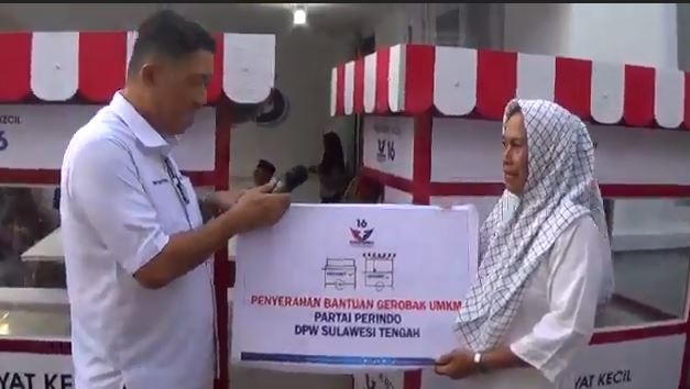 Berikan Gerobak Gratis ke Padagang Gorengan, Yusuf Lakaseng: Semoga Usahanya Berkembang