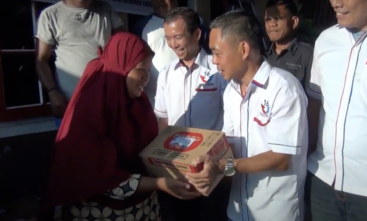Dapat Minuman Kaleng Gratis dari Partai Perindo, Warga Batam Tambah Bahagia Sambut Lebaran