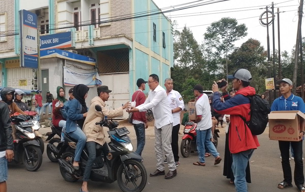 Bahagianya Warga Ciajur Dapat Takjil dari Bacaleg Partai Perindo
