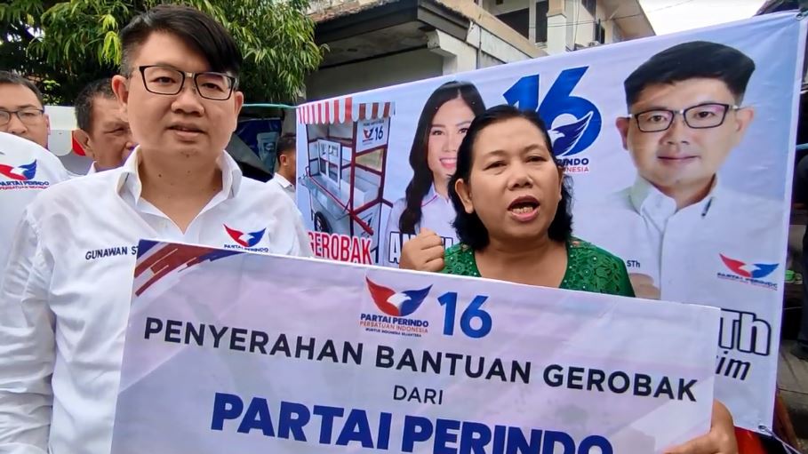 Lagi, Bacaleg Partai Perindo Bagikan Gerobak Gratis ke Pedagang Kuliner di Surabaya
