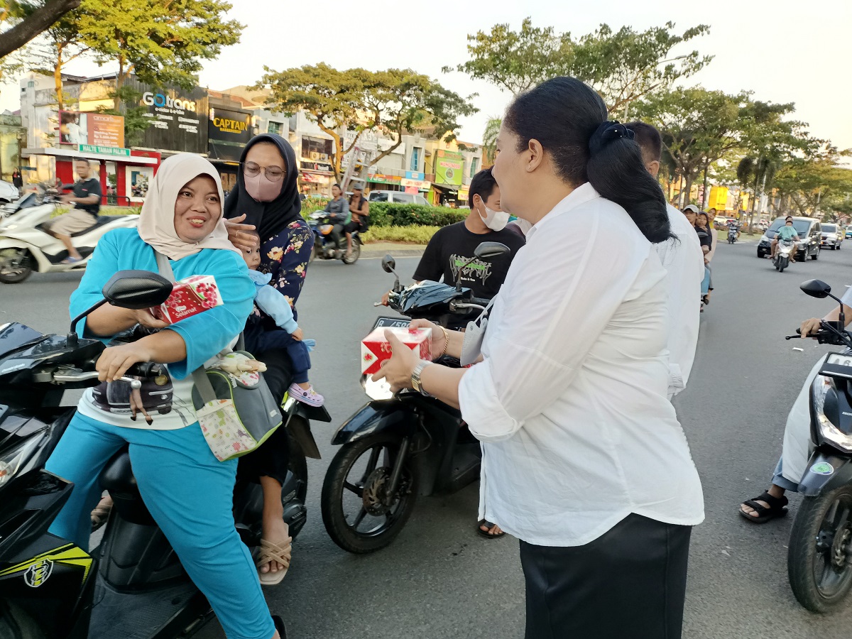 Dibagikan Takjil oleh RPA Perindo, Warga Tangerang: Lumayan Buat Buka Puasa
