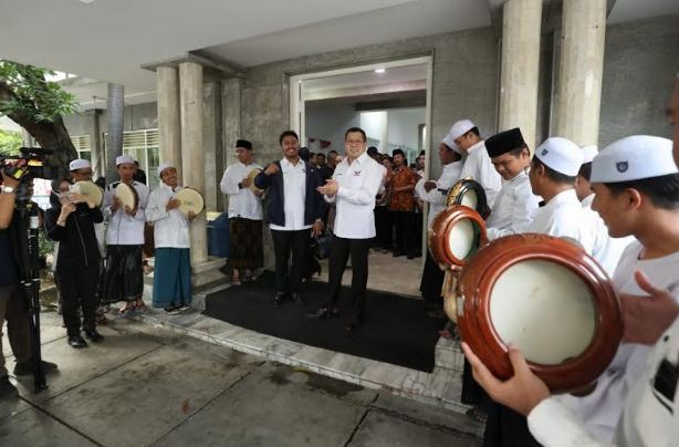 Dilantik Jadi Ketua Harian DPW Partai Perindo Jakarta, Najmi Mumtaza Diiringi Group Rebana