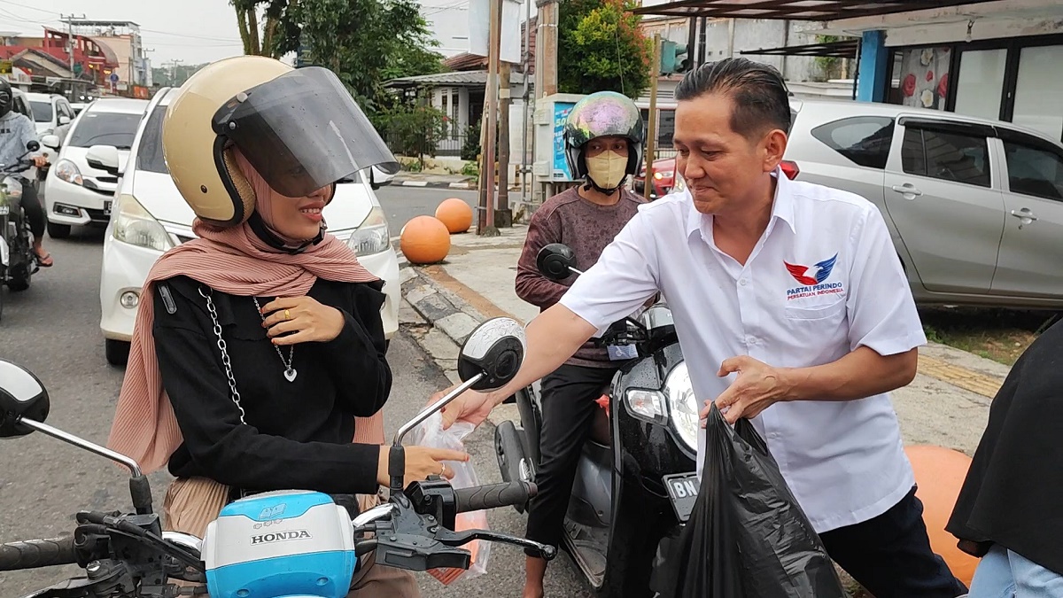 DPW Partai Perindo Babel Bagikan Takjil kepada Masyarakat di Pangkalpinang
