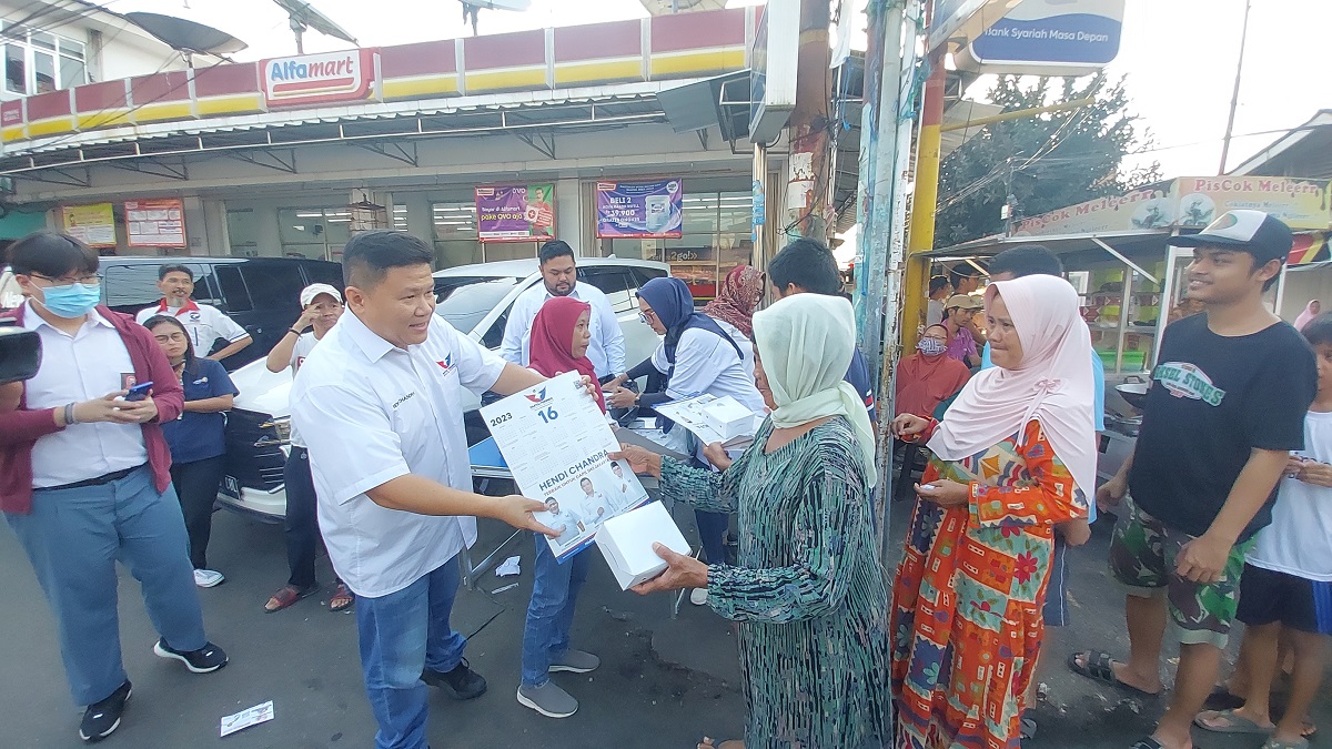Partai Perindo DKI Jakarta Bagikan Takjil kepada Warga di Cipinang