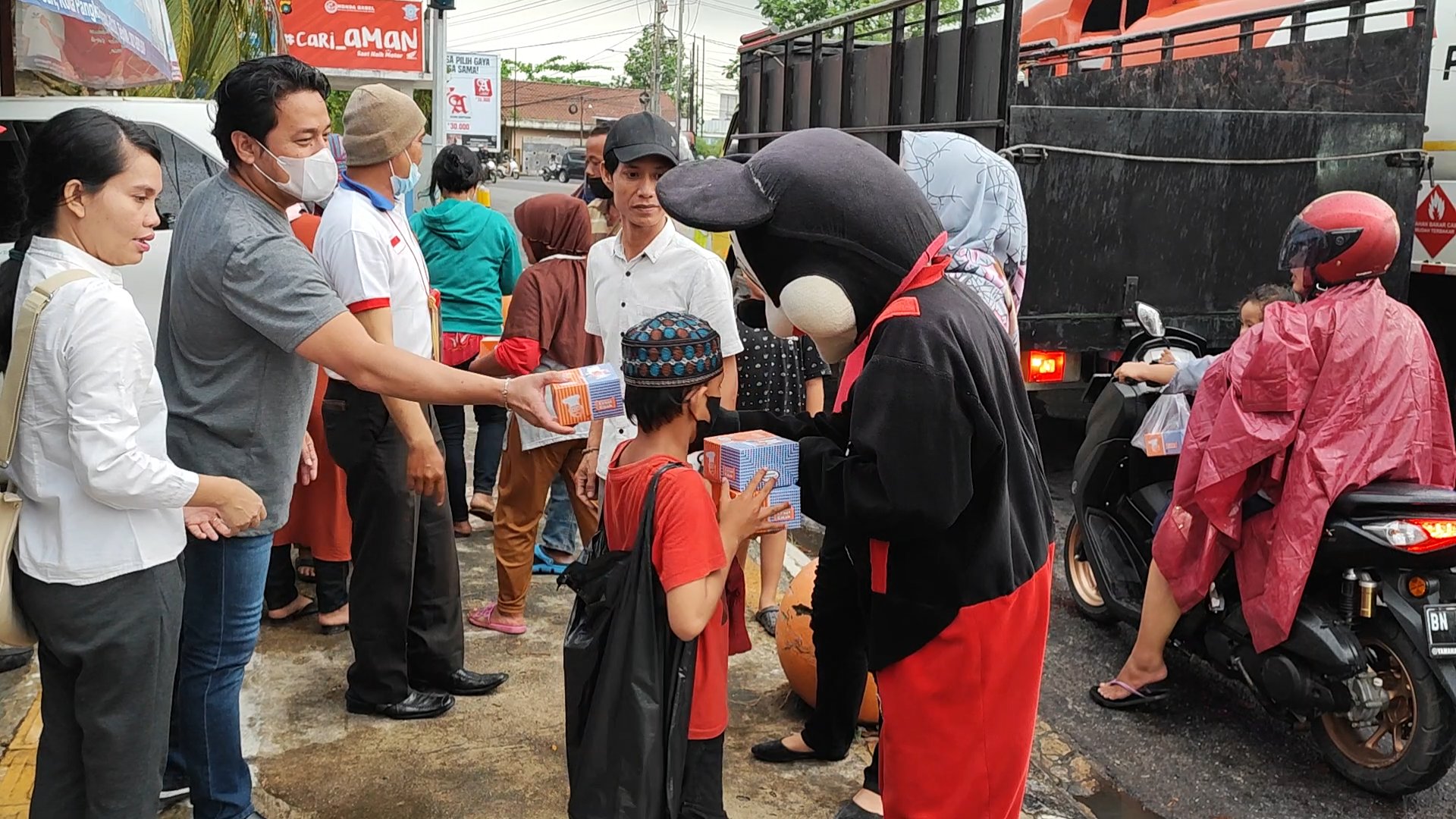 Partai Perindo Babel Bagikan 200 Takjil, Bantu Warga Berbuka Puasa di Jalan