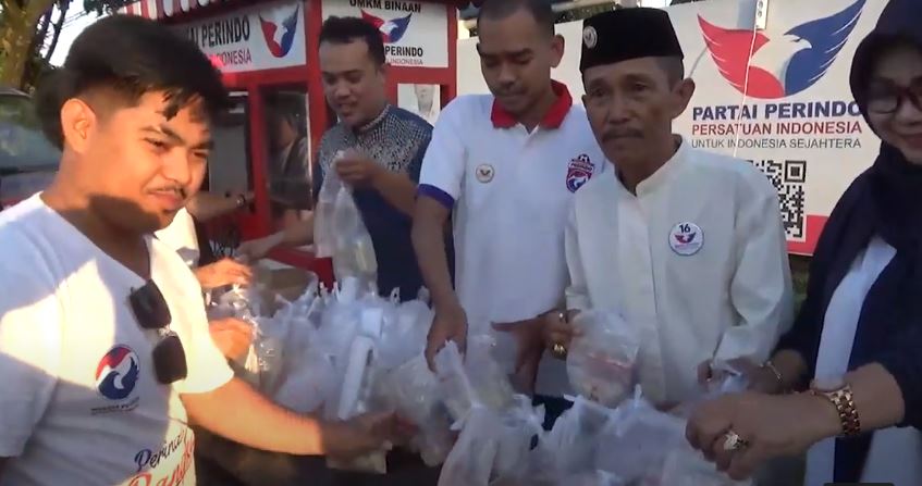 DPW Partai Perindo Sulsel Bagikan Ratusan Takjil Bagi Pengguna Jalan di Makassar
