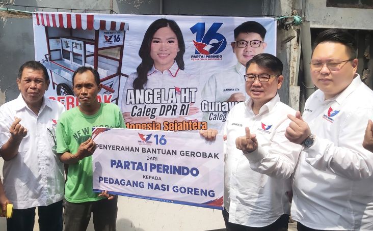 Dukung Pelaku UMKM, Bacaleg Partai Perindo Surabaya Serahkan Gerobak ke Penjual Nasi Goreng 