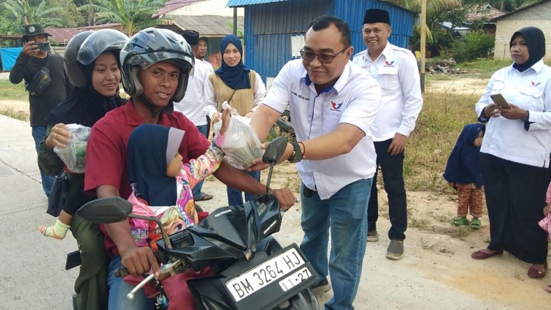 Partai Perindo Bagikan Takjil di Dumai, Disambut Antuasiasme Warga 