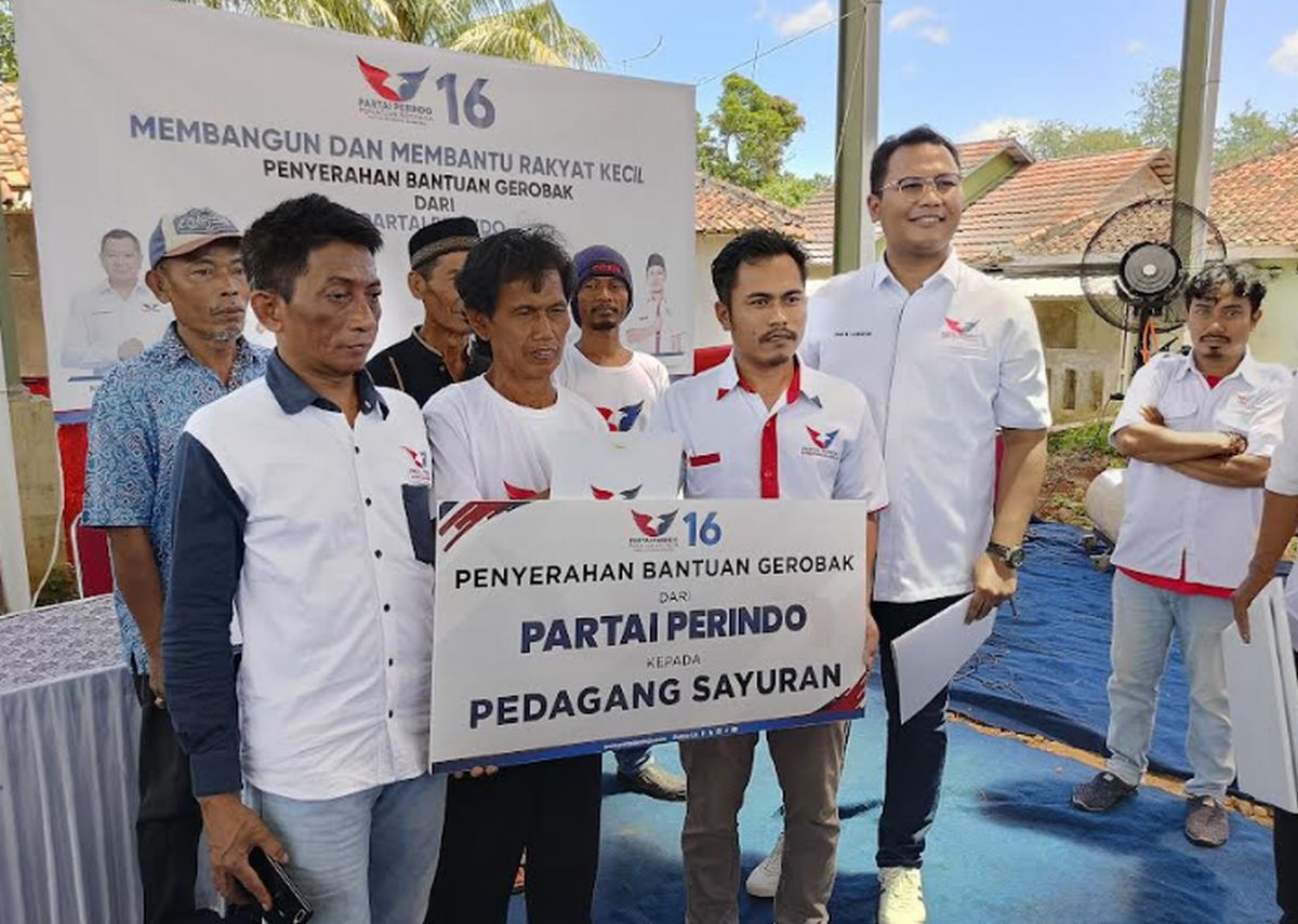 Bagikan 8 Gerobak Perindo, Erih: Disesuaikan Kebutuhan Masing-Masing Pedagang