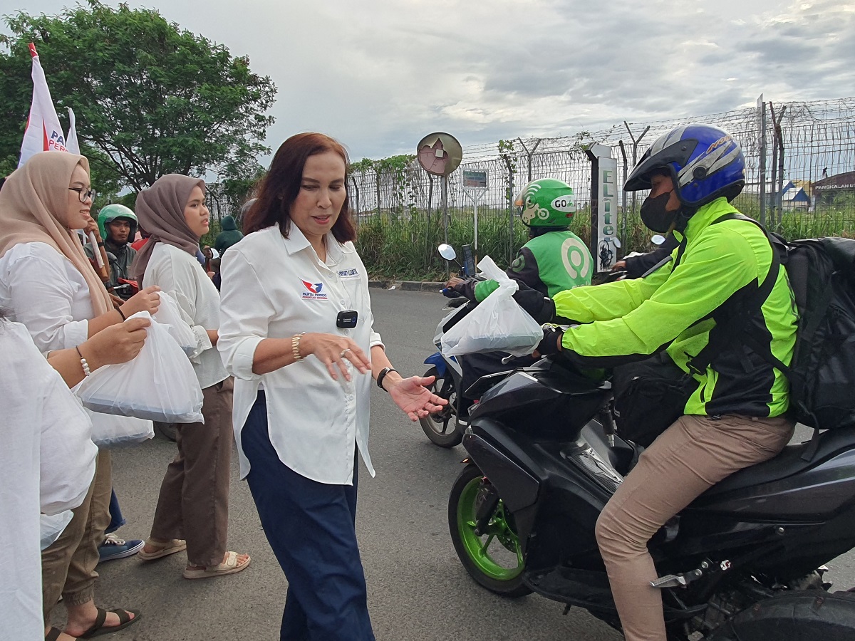 Gerkindo Peduli Ramadan, Bagikan Ratusan Paket Takjil di Tangsel
