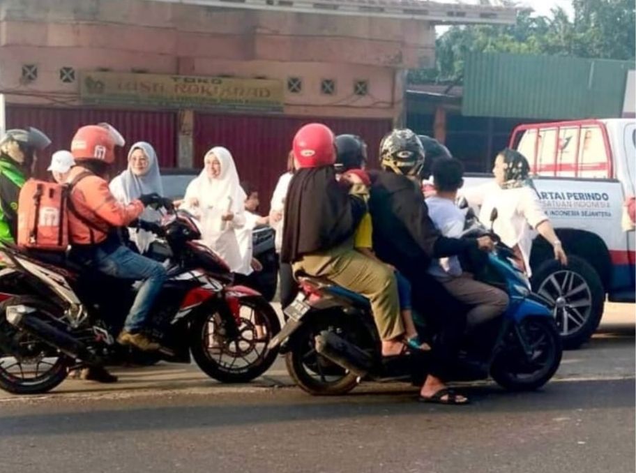 Ramadan, Kartini Perindo Riau Bagikan Bubur Asyura ke Pengguna Jalan Hang Tuah