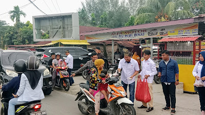 Ketua DPD Partai Perindo Antonius Nainggolan Berbagi Takjil Di Jaya Mukti Dumai Timur