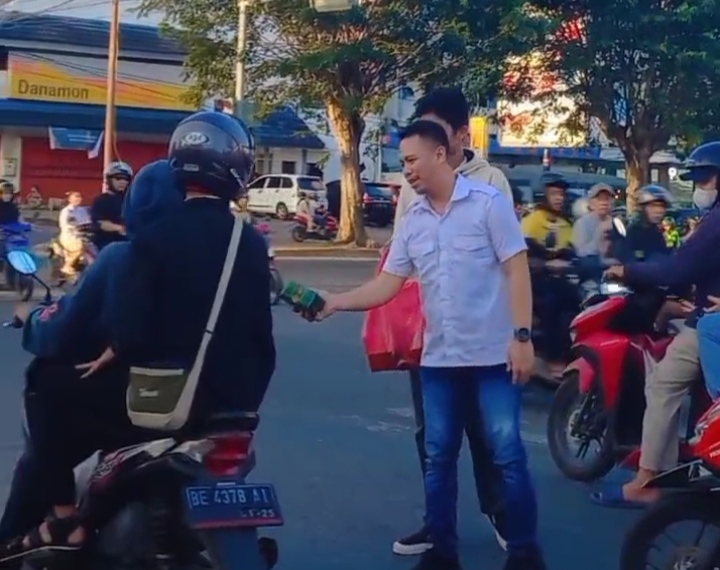 Ingin Dekat dengan Masyarakat, Pemuda Perindo Lampung Berbagi Takjil