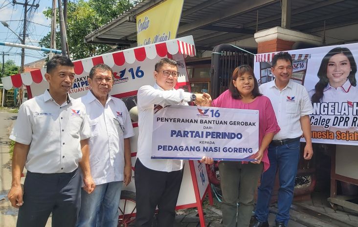 Dapat Bantuan Gerobak Partai Perindo, Penjual Nasi Campur: Terima Kasih Pak HT Lukman 