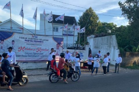 Partai Perindo Bagi-bagi Takjil kepada Warga Kota Serang 