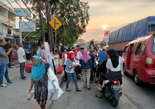 Pemuda Perindo Bagi Puluhan Takjil Berbuka di Plumpang Semper