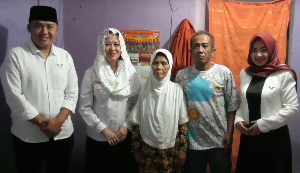 Susaningtyas NH Kertopati Bagikan Paket Sembako Ramadan Door to Door ke Warga Wonosobo