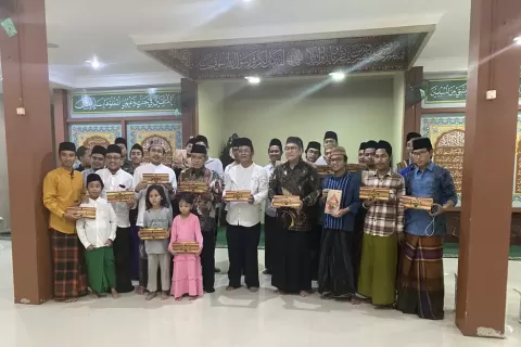Partai Perindo Bagikan Sarung ke Ponpes Al Tsaqofah Asuhan KH Said Aqil Siradj 