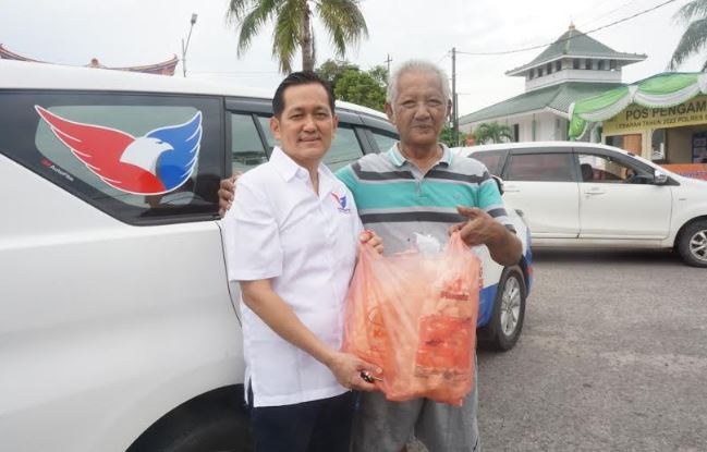 Partai Perindo Babel Bagikan Takjil dan Paket Lebaran ke Masyarakat di Bangka Barat
