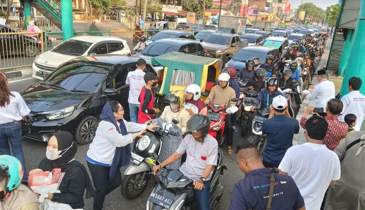 Partai Perindo Sumut Bagikan Ribuan Takjil untuk Pengguna Jalan di Masjid Raya Medan