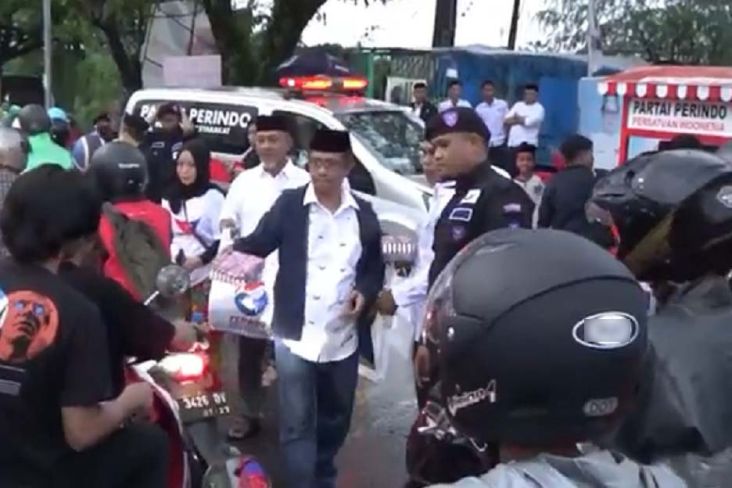 DPW Partai Perindo Sulsel Bagi-bagi Paket Takjil Ramadan ke Pengendara Kendaraan