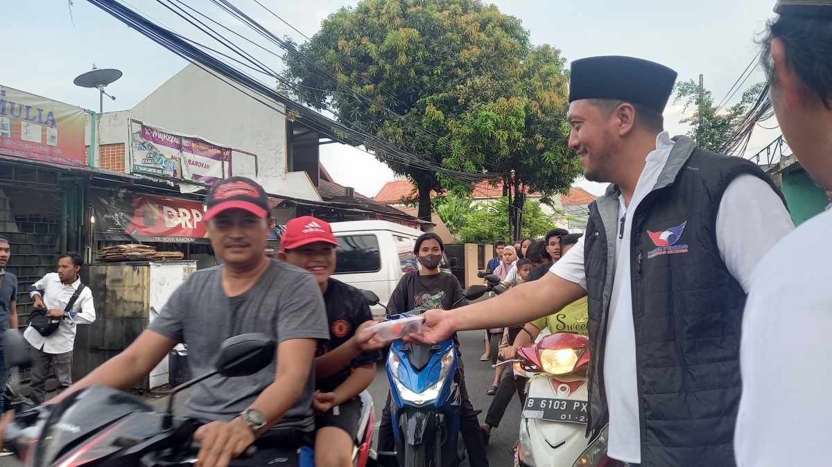 Raih Keberkahan, Ramdan Alamsyah Berbagi 1.000 Takjil
