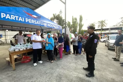 Ratusan Takjil dari UMKM Dibagikan Bacaleg Partai Perindo di Terminal Rawamangun 