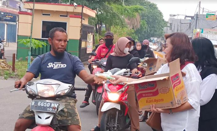 Ratusan Takjil Dibagikan DPD RPA Perindo Kabupaten Tangerang, Ludes Diserbu Masyarakat