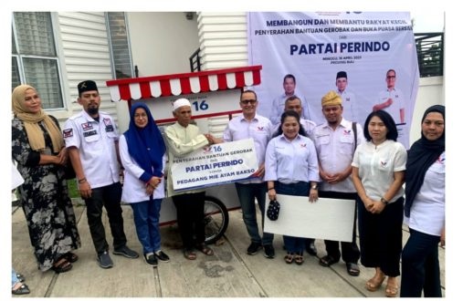Partai Perindo Riau Serahkan Gerobak untuk UMKM dan Berbagi dengan Anak Yatim