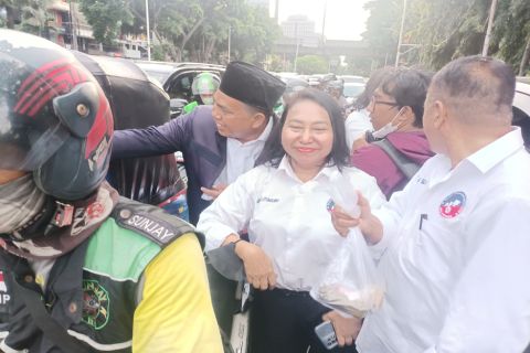 RPA Perindo Bagikan Ratusan Paket Takjil di Kebon Sirih Jakpus 