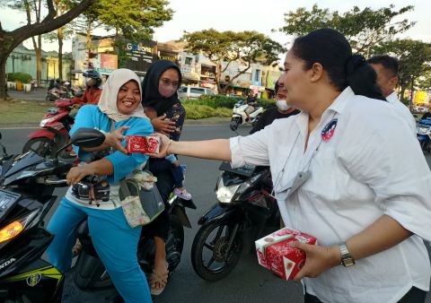 RPA Perindo Banten Bagikan Takjil Sambil Perkenalkan Organisasi